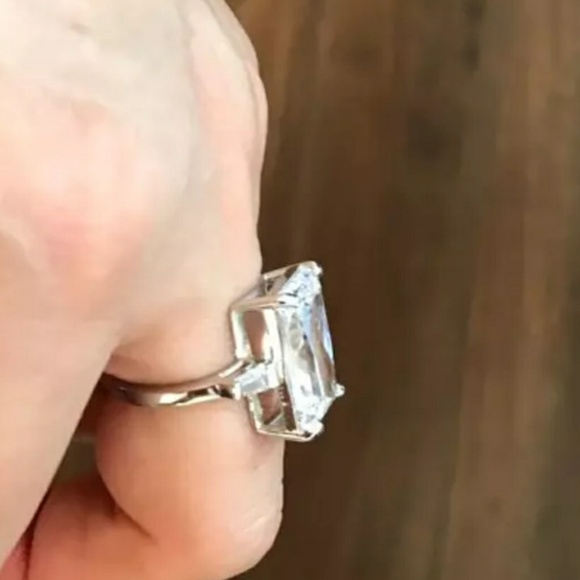 NWOT 8.5 Karat Cz Engagement Ring Size 6 or 7 - Picture 6 of 8